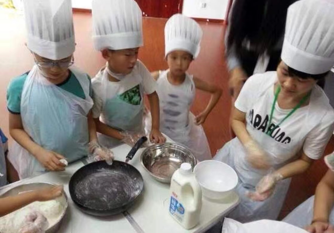 情景教学：认识厨房的各种食品和厨具的华文名称