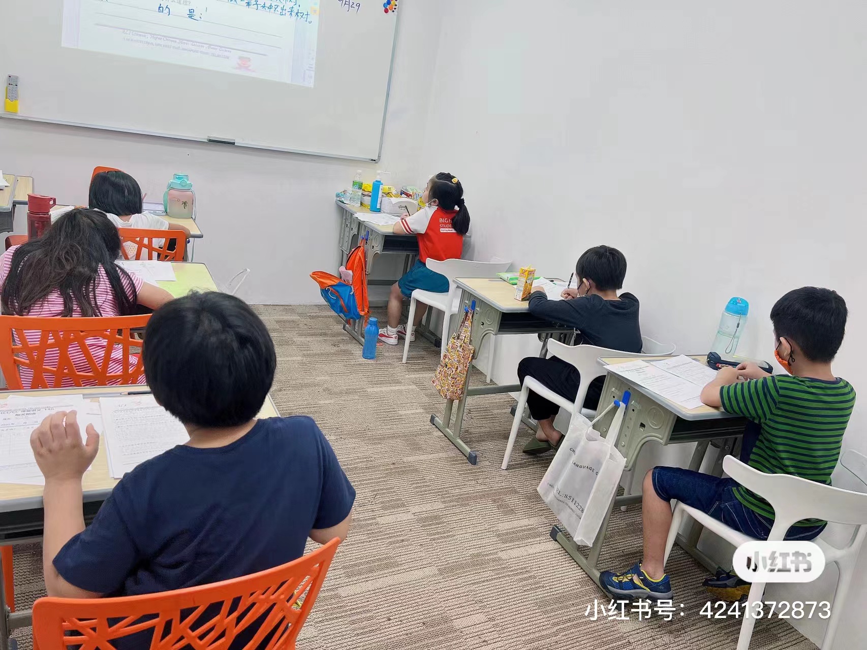 P2学生在认真听课中